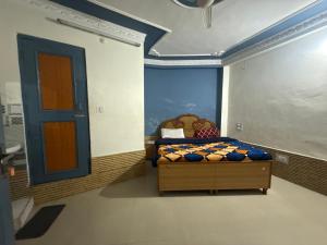 a small bedroom with a bed and a window at Pine View By Wonderhill in Manīkaran