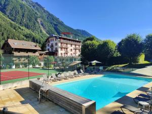 a hotel with a swimming pool and a tennis court at Aiguille du Midi - Hôtel & Restaurant in Chamonix
