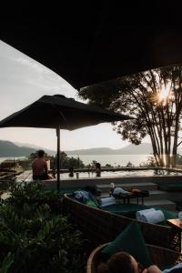 a group of people sitting in chairs under an umbrella at Cinco Rodavento in Valle de Bravo