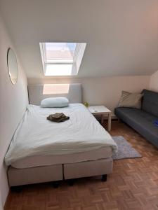 a bedroom with a bed and a couch at Selma hosts Tomorrowland 2026 in Duffel
