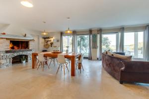 a living room with a table and a couch at Trasorka House in Veli Lošinj