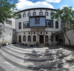 an old building with a courtyard in front of it at Gaziayintap Konağı in Şahinbey