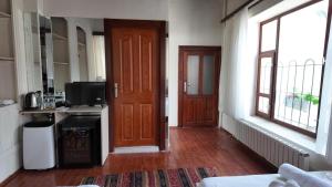 a room with a door and a kitchen with a stove at Gaziayintap Konağı in Şahinbey