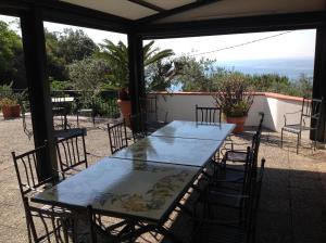 un tavolo e sedie seduti su un patio di Casa De Angelis a Erchie
