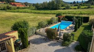 an overhead view of a swimming pool in a yard at appartement avec piscine commune le chêne blc in Gargas