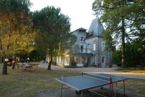 una mesa de ping pong frente a una casa en Domaine de Treuillaud, en Villers-les-Ormes