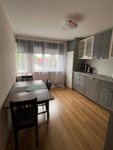 a living room with a table and a kitchen at Tähe majutus in Mustvee