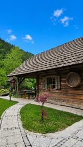 a log cabin with a picnic table in front of it at Hiša Vasenka in Laze v Tuhinju