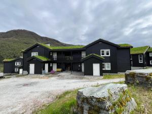 a black house with a grass roof at Leilighet i Myrkdalen in Vossevangen