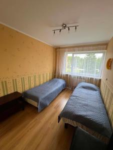 a bedroom with two beds and a window at Tähe majutus in Mustvee