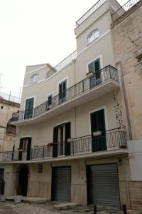 um edifício branco com varandas em cima em B&B Fighera em Gravina in Puglia
