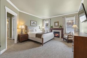 a large bedroom with a bed and a fireplace at Summer Creek Inn in Johnson Siding +70 photos