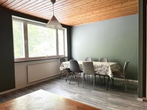 a dining room with a table and chairs at Lägenhet Svängsta in Svängsta