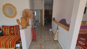 a living room with a couch and a mirror at Villa Bingo & Piscine in El Jadida