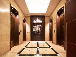 大阪的住宿－大阪新阪急酒店，走廊上设有门,铺有瓷砖地板