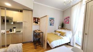a small bedroom with a bed and a kitchen at Vigo a un paso in Vigo