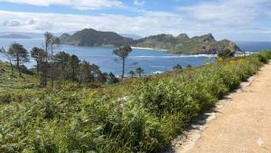 a dirt road with a view of the ocean at Vigo a un paso in Vigo