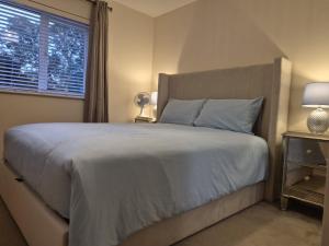 a bedroom with a large bed and a window at Cozy 2BR apartment in Maidenhead Sleeps 6 in Maidenhead