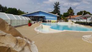 a large swimming pool in front of a building at danseuse 33 in Parentis-en-Born