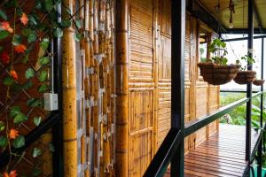 a room with a wooden wall with potted plants at Rinconcito Guzmán in Pereira