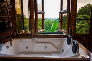 a bath tub in a bathroom with a window at Rinconcito Guzmán in Pereira