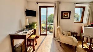 a living room with a kitchen with a desk and a window at Matxiku Aurre in Berástegui