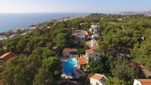 eine Luftaufnahme eines Hauses auf einem Hügel mit einem Pool in der Unterkunft Villa Pefki in Chania