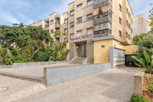 a building with a staircase in front of it at Eden Appartement avec Piscine Et Salle de Sport in El Jadida