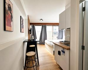 a small apartment with a kitchen and a bedroom at Porto Automatic in Porto