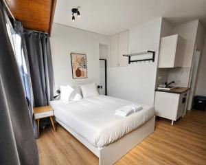 a bedroom with a white bed in a room at Porto Automatic in Porto