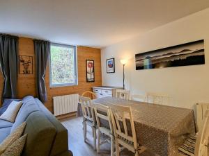 a living room with a table and a couch at Spacieux appartement 3 pièces au centre de Flaine - FR-1-425-28 in Flaine