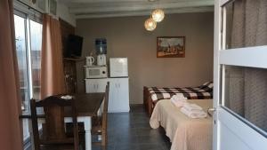 a small room with a table and a bed at Armonía y plenitud in Trelew