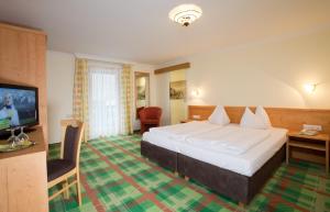 Postel nebo postele na pokoji v ubytování Alpenhotel Neuwirt + 26 fotografií