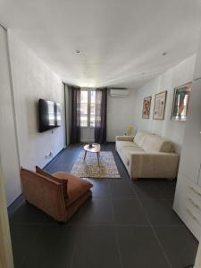 a living room with a couch and a table at Joli T1 bis - Centre ville in Bastia