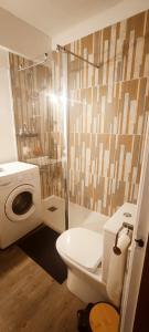 a bathroom with a toilet and a shower at Appartement PRIMAVERA in Armação de Pêra +14 photos
