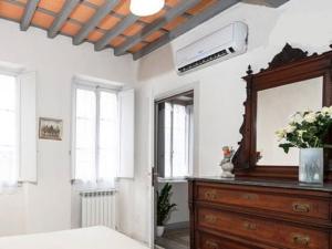 1 dormitorio con cama, tocador y espejo en Happy Florence Santa Croce 1, en Florencia