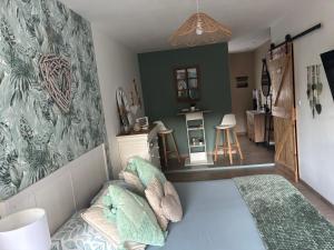 a living room with a couch and a wall at La Carola in Bordeaux-Saint-Clair
