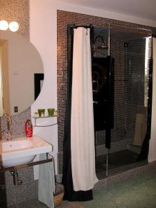 bagno con tenda per la doccia e lavandino di Da Nicola a Montegrotto Terme