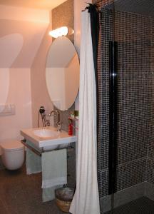 モンテグロット・テルメにあるDa Nicolaのバスルーム(シャワーカーテン、シンク付)