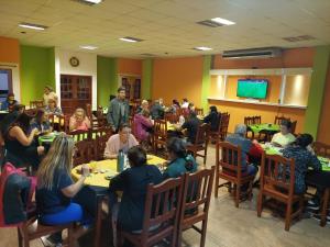 Eine Gruppe von Menschen, die in einem Raum an Tischen sitzen in der Unterkunft Hotel Arauco in Aimogasta + 13 Fotos