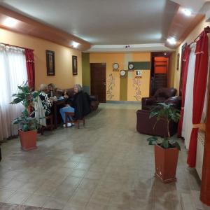 Eine Gruppe von Menschen sitzt in einem Wartezimmer. in der Unterkunft Hotel Arauco in Aimogasta