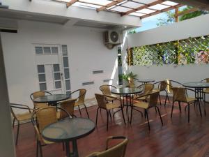 a group of tables and chairs in a room at WARI RUNA HOSTAl 101 in Necoclí