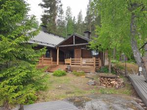 a log cabin in the woods with a yard at Saunatie in Taipalsaari