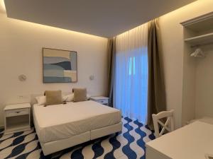 a hotel room with a bed and a window at Metasuites Beach in Meta