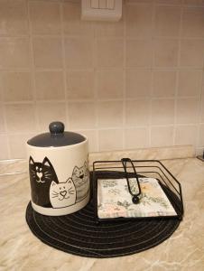 a pot with two cats on it sitting on a counter at Ginkgo Tree Refuge in Pontebba