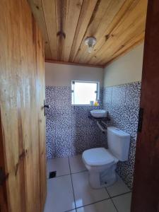 a bathroom with a toilet and a sink at Pousada Vista da Mantiqueira - Chalés Sabiá, Beija-Flor e Siriema in Extrema