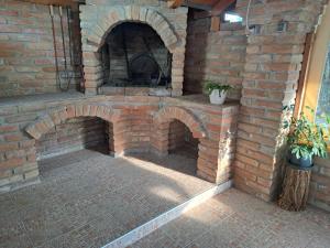 an outdoor brick oven with two pizzas in it at Apartman Vučedolski san in Vukovar
