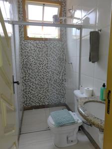 a bathroom with a shower and a toilet and a sink at Flat Alvorada in Ouro Preto +13 photos