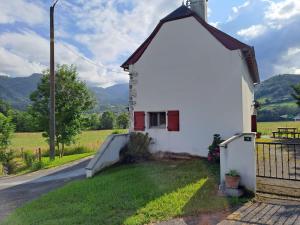 a small white house on the side of a road at location gite chez DENIS in Alçay-Alçabéhéty-Sunharette
