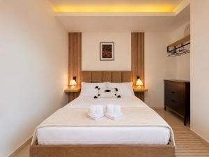 a bedroom with a bed with two towels at Sarao in Santa Cruz de la Sierra